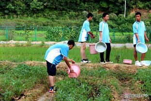 西汉姆教练：赖斯给我发了几条信息，让我照顾好菲利普斯